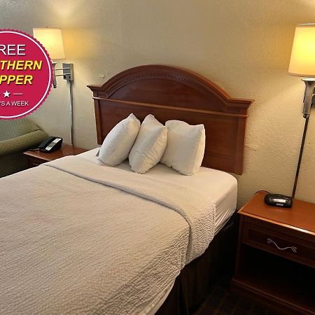 Days Inn By Wyndham Asheville West Candler Bagian luar foto