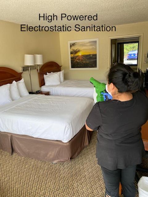 Days Inn By Wyndham Asheville West Candler Bagian luar foto