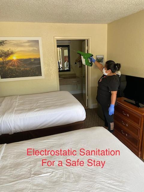 Days Inn By Wyndham Asheville West Candler Bagian luar foto