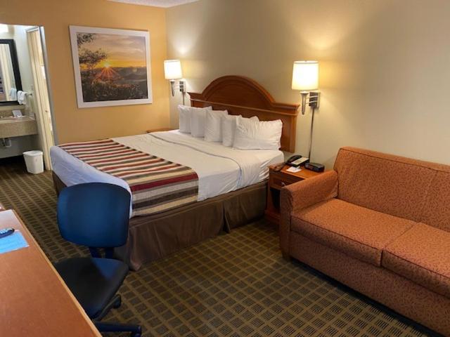 Days Inn By Wyndham Asheville West Candler Bagian luar foto