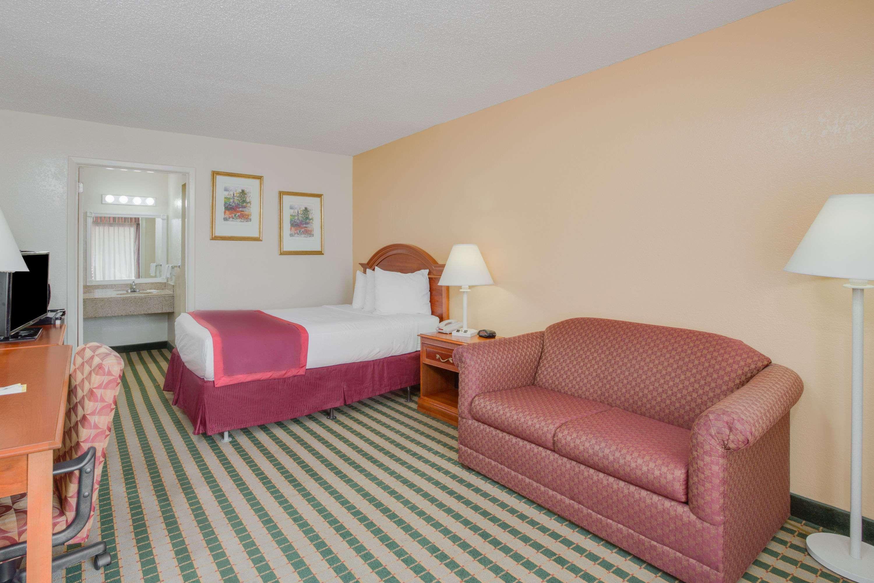 Days Inn By Wyndham Asheville West Candler Bagian luar foto