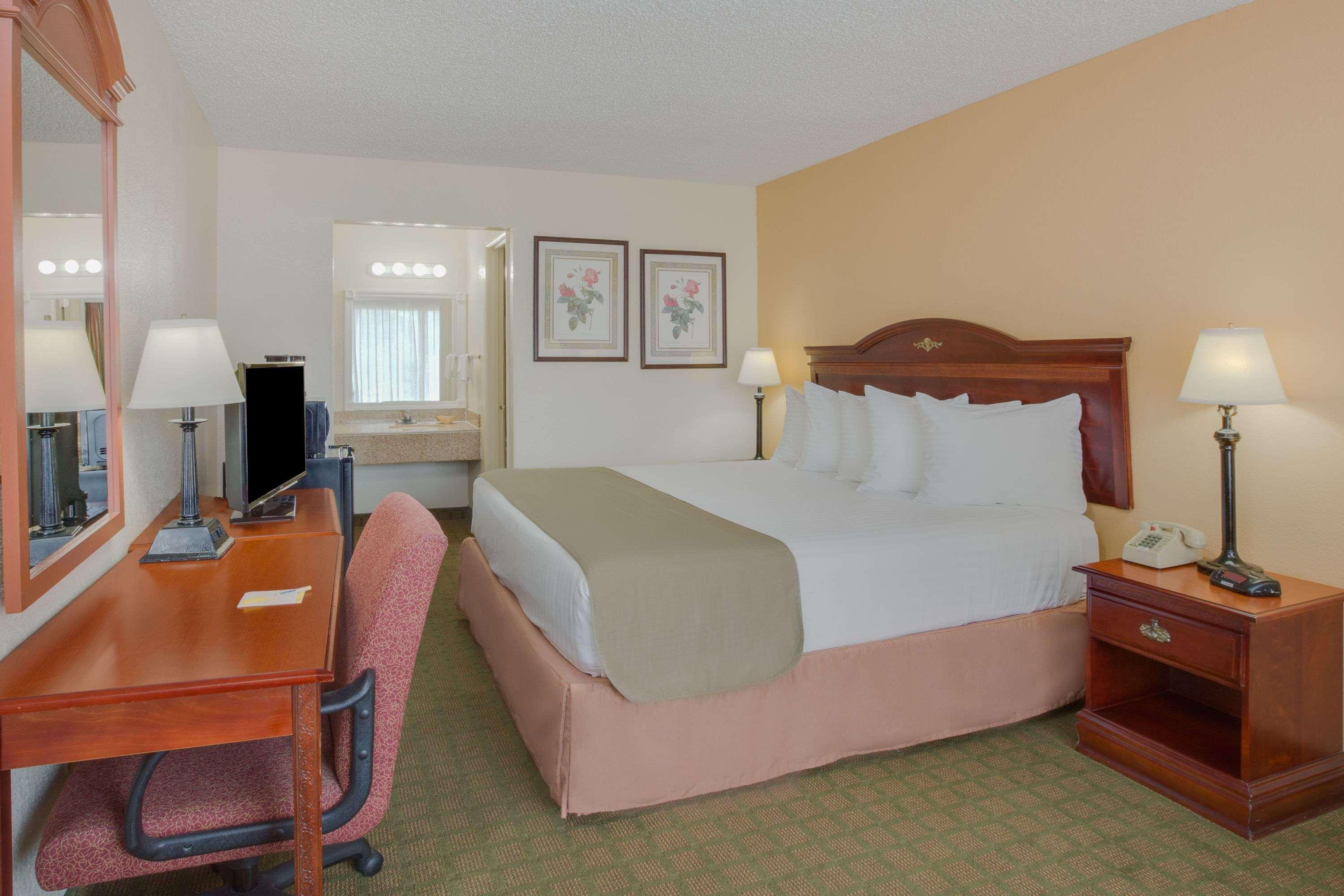 Days Inn By Wyndham Asheville West Candler Bagian luar foto