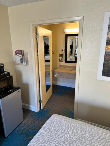 Days Inn By Wyndham Asheville West Candler Bagian luar foto
