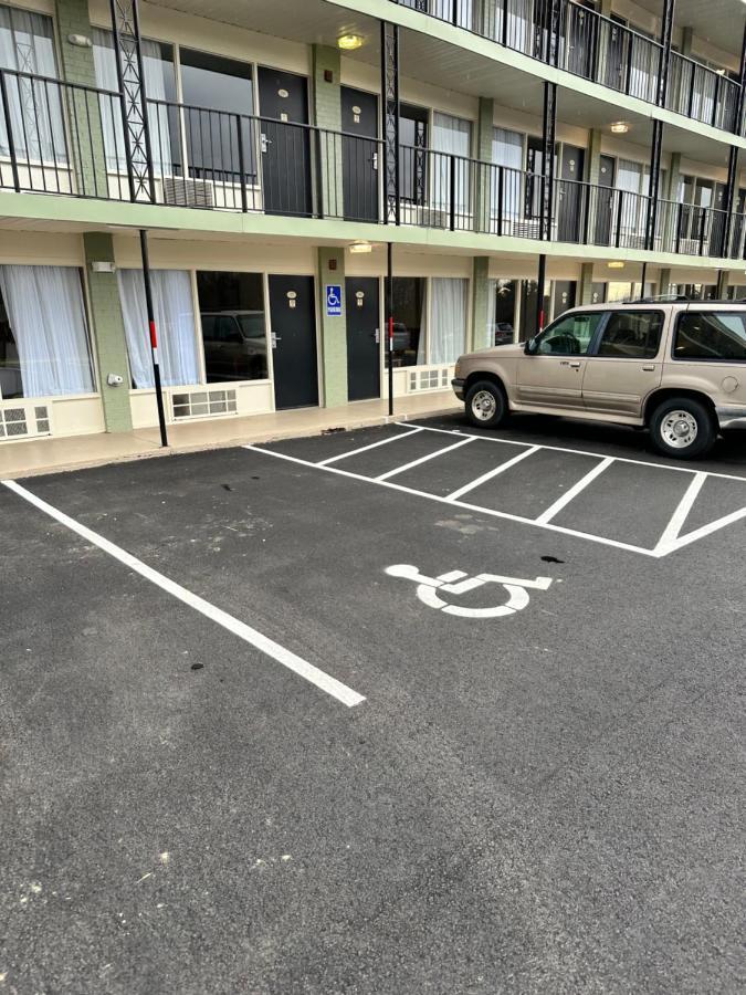 Days Inn By Wyndham Asheville West Candler Bagian luar foto